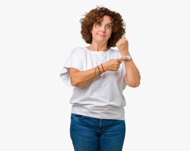 Acele işaretleme izlemek için zaman, sabırsızlık, üzgün ve kızgın son tarih gecikme için izole arka plan üzerinde beyaz t-shirt giyen kadın güzel orta ager kıdemli