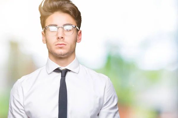 Mladí Obchodní Muž Nosí Brýle Izolované Pozadí Uvolněné Vážným Výrazem — Stock fotografie
