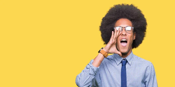 Mladý Afričan Americký Obchodní Člověk Svými Vlasy Brýlích Křičící Křičící — Stock fotografie