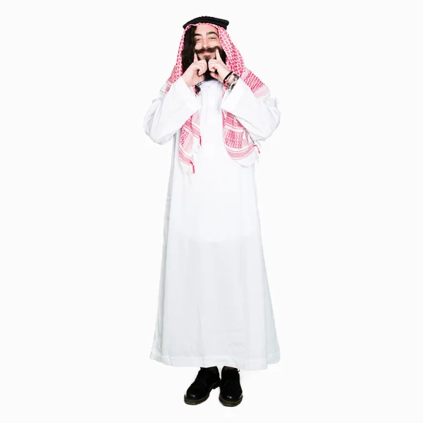 Arabisk Affärsman Med Långt Hår Klädd Traditionell Huvudbonaden Scarf Leende — Stockfoto