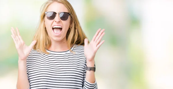 Belle Jeune Femme Portant Des Lunettes Soleil Sur Fond Isolé — Photo