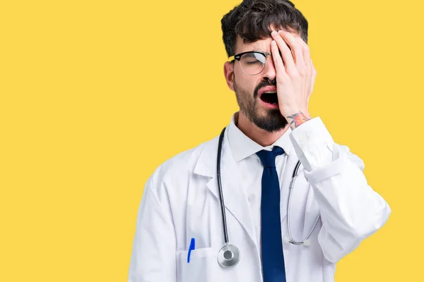 Young Doctor Man Wearing Hospital Coat Isolated Background Yawning Tired — Stock Photo, Image