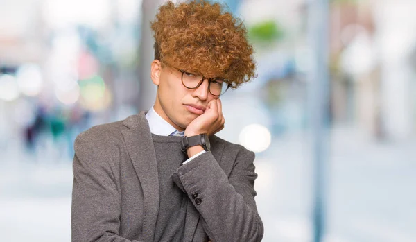 Giovane Uomo Affari Bello Con Afro Indossare Occhiali Pensando Cercando — Foto Stock