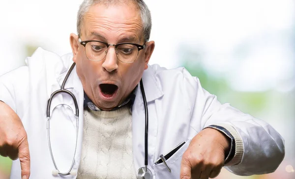 Tıbbi Giyen Yakışıklı Kıdemli Doktor Adam Aşağı Reklam Sürpriz Yüz — Stok fotoğraf
