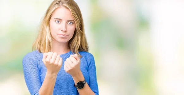 Hermosa Mujer Joven Con Suéter Azul Sobre Fondo Aislado Listo — Foto de Stock