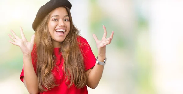 Jovem Bela Mulher Moda Morena Vestindo Camiseta Vermelha Boina Preta — Fotografia de Stock