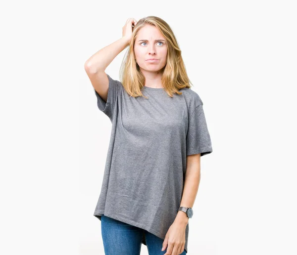 美丽的年轻女子穿着超大尺寸的休闲 T恤在孤立的背景混淆和怀疑的问题 不确定与怀疑 用手在头上思考 沉思的概念 — 图库照片