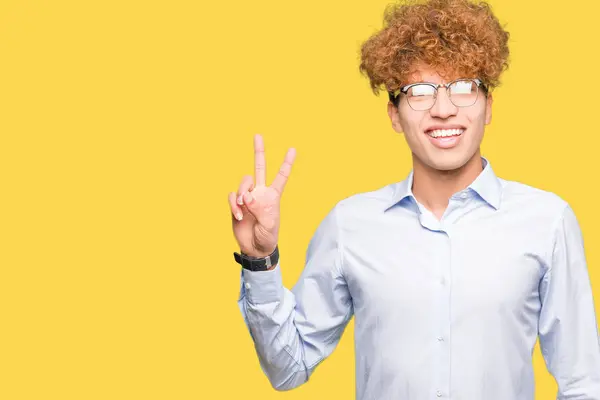 Jonge Knappe Zakenman Met Afro Bril Glimlachend Met Blij Gezicht — Stockfoto