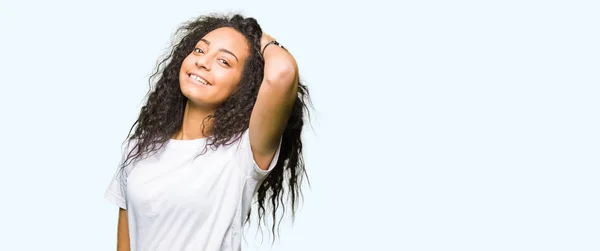Fiatal Gyönyörű Lány Visel Alkalmi Fehér Póló Mosolyogva Abban Megható — Stock Fotó