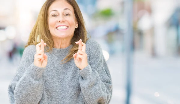 Belle Femme Âge Moyen Portant Pull Hiver Sur Fond Isolé — Photo