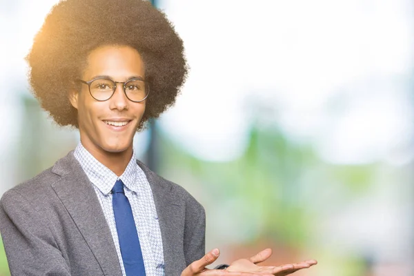 Unga Afroamerikanska Affärsman Med Afro Hår Bär Glasögon Peka Sidan — Stockfoto