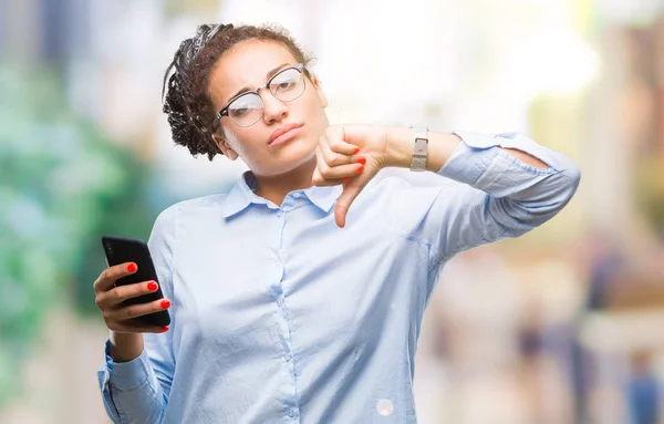 Junge Geflochtene Haare Afrikanisch Amerikanische Geschäftsfrau Mit Smartphone Über Isoliertem — Stockfoto