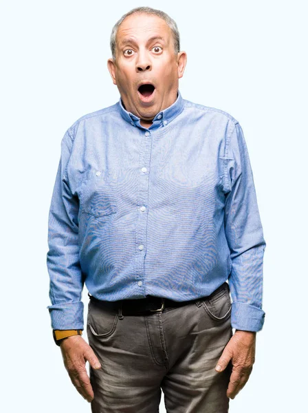 Przystojny Businesss Starszy Człowiek Sobie Elegancką Koszulę Boi Wstrząśnięty Wyrażenie — Zdjęcie stockowe