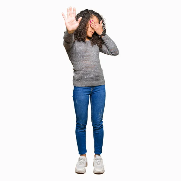 Junge Schöne Frau Mit Lockigem Haar Trägt Grauen Pullover Der — Stockfoto