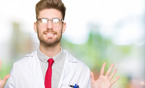 Joven Hombre Científico Guapo Con Gafas Que Muestran Señalan Hacia —  Fotos de Stock