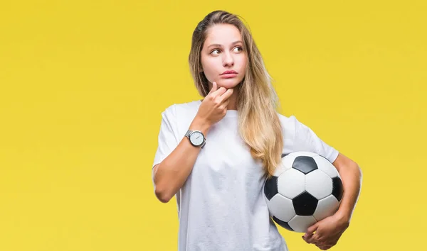 Jovem Bela Mulher Loira Segurando Bola Futebol Sobre Fundo Isolado — Fotografia de Stock