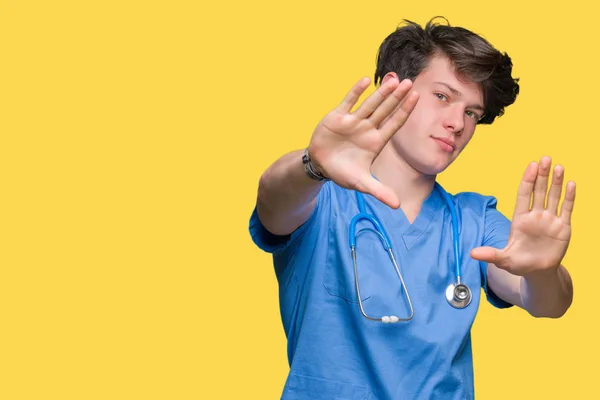 Mladý Lékař Lékařské Uniformě Nad Izolované Pozadí Úsměvem Dělá Snímek — Stock fotografie