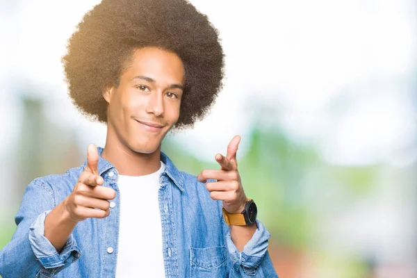 Mladý Američan Afričana Muž Afro Vlasy Ukazovat Prstem Kameru Šťastný — Stock fotografie