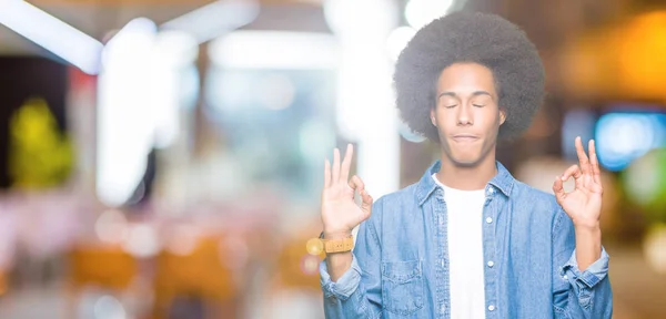 非洲头发的年轻非洲裔美国人放松和微笑 闭着眼睛用手指做冥想手势 瑜伽概念 — 图库照片