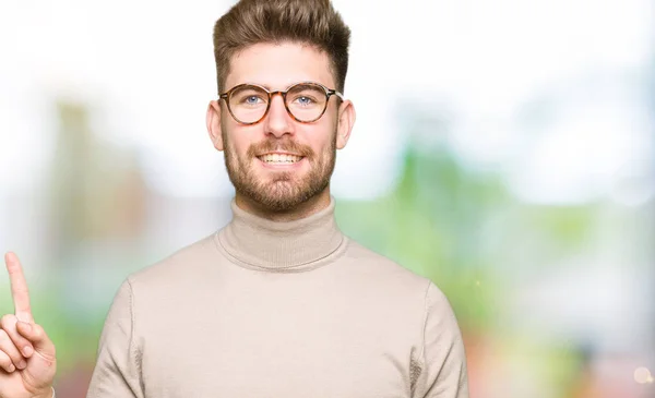 Jovem Homem Negócios Bonito Usando Óculos Mostrando Apontando Para Cima — Fotografia de Stock