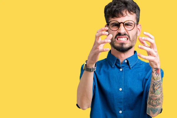 Mladý Pohledný Muž Nosí Brýle Nad Samostatný Pozadí Křičí Frustrovaný — Stock fotografie