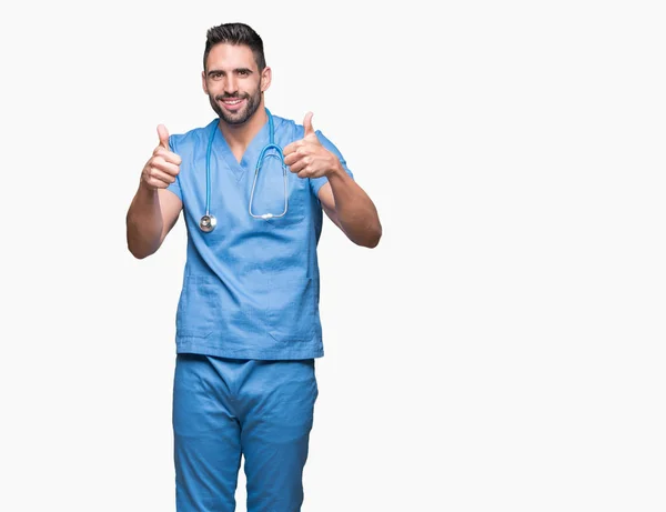 Pohledný Mladý Lékař Chirurg Muž Nad Izolované Pozadí Úspěch Znamení — Stock fotografie