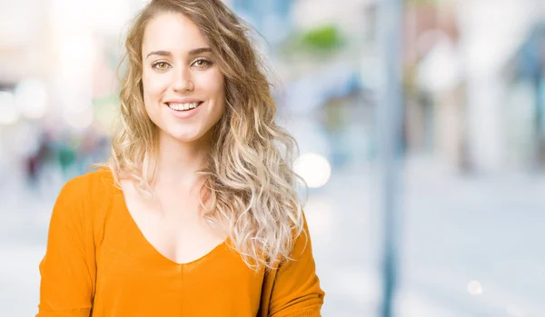 Bella Giovane Donna Bionda Sfondo Isolato Con Sorriso Felice Fresco — Foto Stock