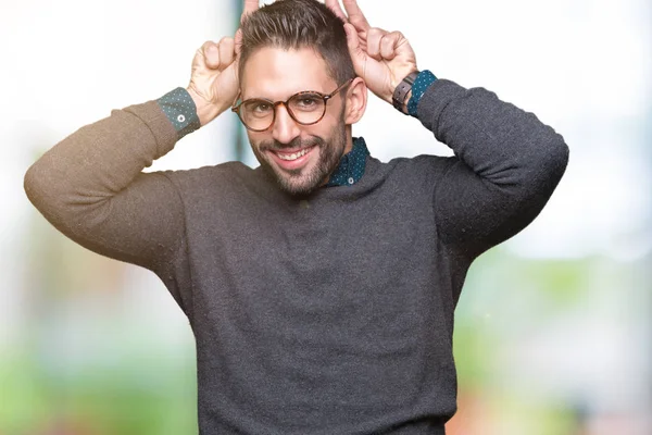 Mladý Pohledný Muž Nosí Brýle Izolované Pozadí Vydává Legrační Bláznivé — Stock fotografie