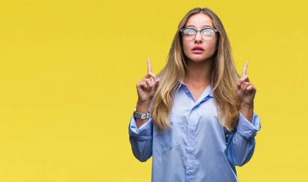 Jovem Mulher Negócios Loira Bonita Usando Óculos Sobre Fundo Isolado — Fotografia de Stock