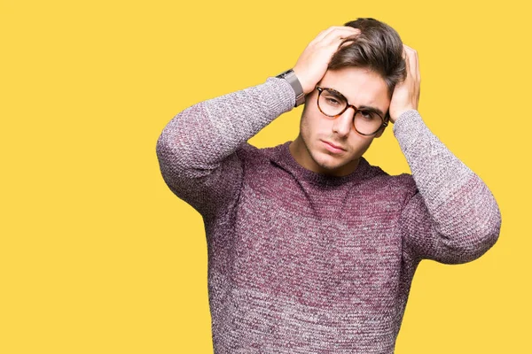 Çünkü çaresiz ve stresli baş ağrısı acı izole arka plan üzerinde gözlüklü genç yakışıklı adam ağrı ve migren. Ellerini kafasına.
