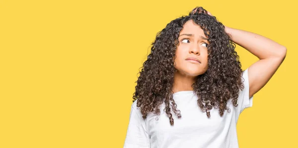 Giovane Bella Donna Con Capelli Ricci Che Indossano Shirt Bianca — Foto Stock