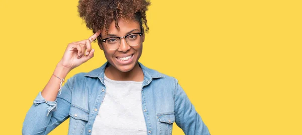 Linda Jovem Afro Americana Vestindo Óculos Sobre Fundo Isolado Sorrindo — Fotografia de Stock