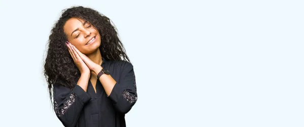 Jeune Belle Fille Aux Cheveux Bouclés Portant Une Robe Élégante — Photo