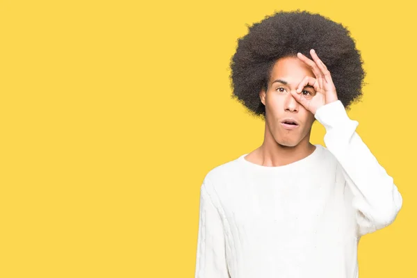 Jovem Americano Africano Com Cabelo Afro Vestindo Camisola Inverno Fazendo — Fotografia de Stock