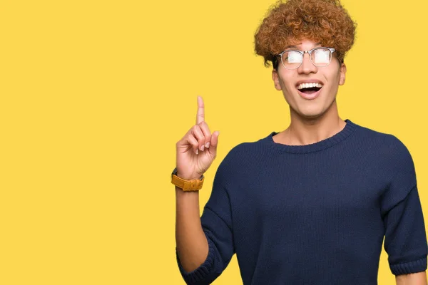 Jonge Knappe Man Met Afro Dragen Brillen Wijzende Vinger Omhoog — Stockfoto