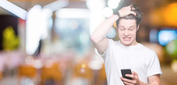 Jonge Man Met Smartphone Geïsoleerde Achtergrond Benadrukt Met Hand Het — Stockfoto