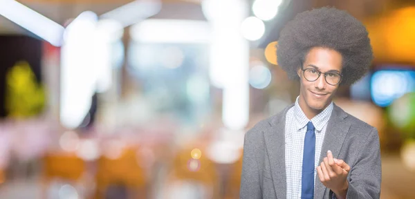 Młody Afroamerykanin Działalności Człowieka Afro Włosów Okularach Beckoning Przyjść Tutaj — Zdjęcie stockowe