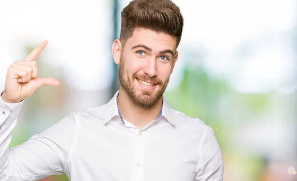 Jovem Homem Negócios Bonito Sorrindo Gestos Confiantes Com Mão Fazendo — Fotografia de Stock