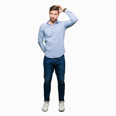 Mavi gözleri olan yakışıklı iş adamı karıştırır ve soru hakkında merak ediyor. Şüphe ile belirsiz, baş el ile düşünme. Pensive kavramı.