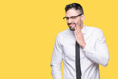 Diş ağrısı veya dişlerde dişlerle ilgili hastalık nedeniyle ağız acı ifadesi ile el ile dokunmak izole arka plan üzerinde gözlük takan genç yakışıklı iş adamı. Diş hekimi kavramı.