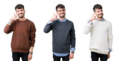 Izole arka plan üzerinde bir kazak giyen genç adamın kolaj telefonda konuşurken gibi el ve parmakları ile telefon jest yapıyor gülümseyerek. İletişim kavramları.