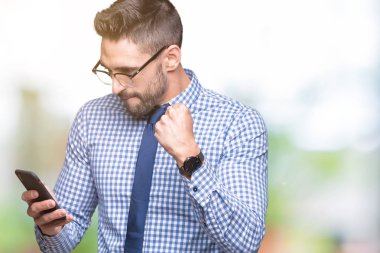 Duygu tezahürat gurur çığlık ve zafer ve başarı çok heyecanlı, kutluyor izole arka plan üzerinde smartphone kullanarak genç iş adamı