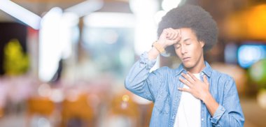 Afro saçlı Genç Afrikalı Amerikalı adam hastalık ve ateş, grip ve soğuk için alnına dokunmadan, virüs hasta