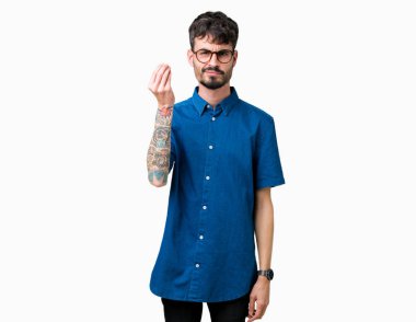 Genç yakışıklı adam gözlük izole arka yapıyor İtalyan üzerinde el ve parmak emin ifadeyle jest