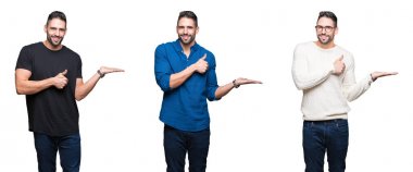 Beyaz izole arka plan üzerinde yakışıklı adam Kolaj palmiye el gösteren ve başparmak ile ok jest yapıyor, mutlu ve neşeli gülümseyerek