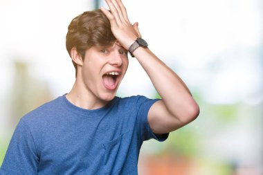 Yakışıklı delikanlı izole arka kafasına hata için el ile sürpriz üzerinde mavi t-shirt giyen hata hatırlıyorum. Unuttum, kötü bellek kavramı.