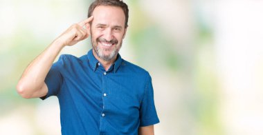 Yakışıklı orta yaş zarif komuta sizde izole üzerinde arka plan bir parmak, harika bir fikir ya da düşünce, iyi bellek ile baş gösteren gülen