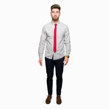 Depresif genç yakışıklı iş adamı ve sıkıntı, kızgın ve korkmuş ağlıyor için endişe. Üzgün ifade.