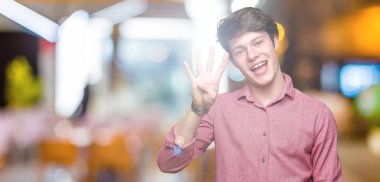 Genç yakışıklı iş adamı gösterilen ve parmakları ile işaret izole arka plan üzerinde dört kendinden emin ve mutlu gülümseyerek iken numara.