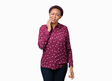 Üzerinde başörtüsü giyen güzel genç Afro-Amerikan kadın diş ağrısı veya dişlerde dişlerle ilgili hastalık nedeniyle ağız acı ifadesi ile el ile dokunmak arka plan izole. Diş hekimi kavramı.